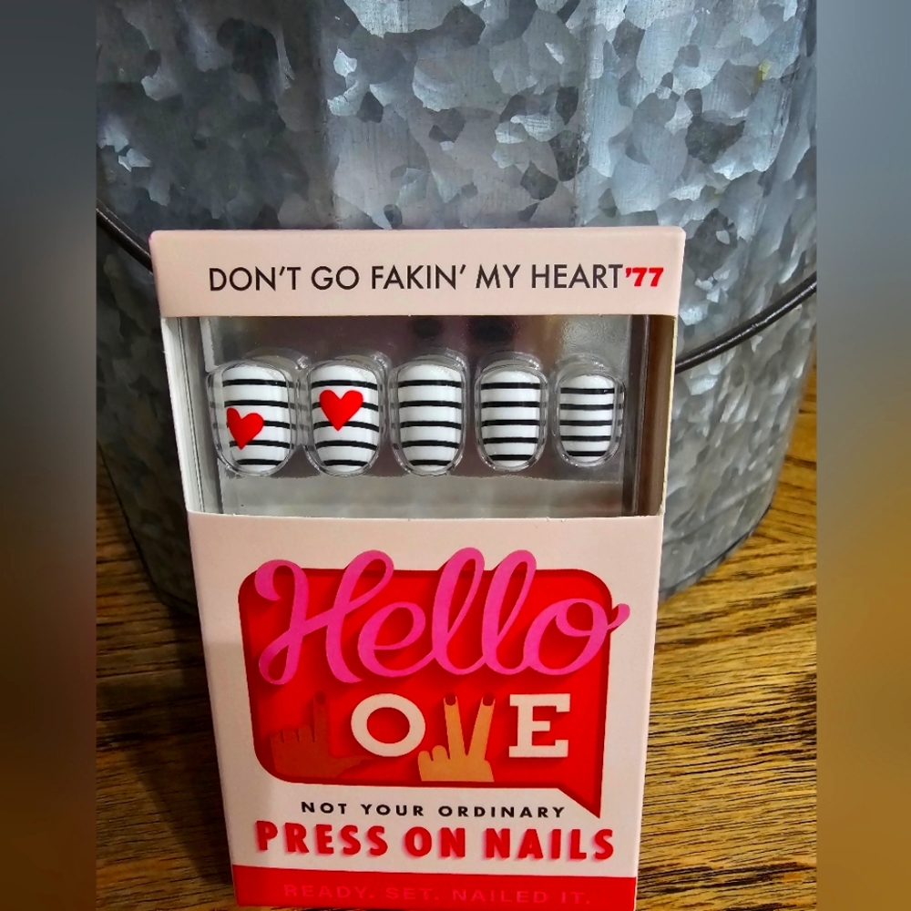 Hello Love press on nails